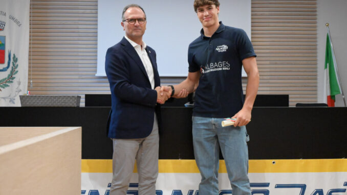 Gli atleti del Centro Nuoto Bastia premiati dal Sindaco