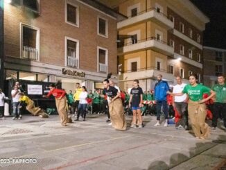 I giochi in Piazza. Tiro alla fune, puzzle, corsa con il sacco
