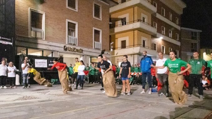 I giochi in Piazza. Tiro alla fune, puzzle, corsa con il sacco