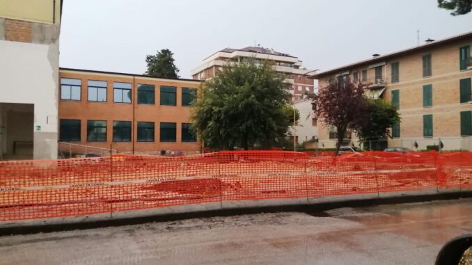 Palestra Scuola Media: Lavori Fermi e Sicurezza a Rischio