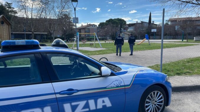Sorpresi a giocare d’azzardo in un giardino pubblico di Bastia Umbra: la Polizia di Stato denuncia 4 persone