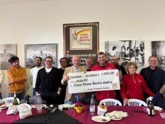 Costano celebra 50 anni della Sagra della Porchetta, donati 1000 euro alla Croce Rossa di Bastia Umbra