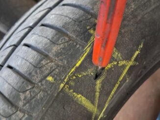 Vandali spaccano con forza i pneumatici di un furgone a Bastiola di Bastia Umbra