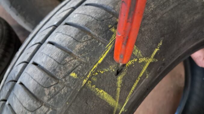 Vandali spaccano con forza i pneumatici di un furgone a Bastiola di Bastia Umbra