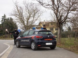 I Carabinieri bloccano lo spacciatore in flagranza