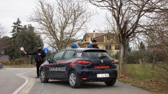 I Carabinieri bloccano lo spacciatore in flagranza