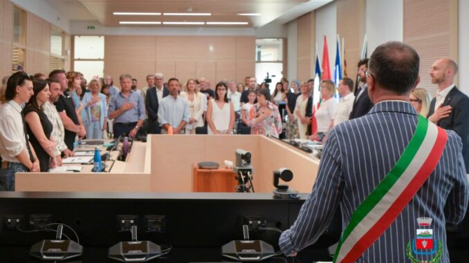 Il sindaco Pecci ha recentemente risposto alle critiche provenienti dall’opposizione, accusandola di alimentare disinformazione e di manipolare i fatti. Tuttavia, le famiglie e i cittadini continuano ad avere una visione chiara della realtà, avendo constatato in prima persona le difficoltà legate alla gestione dei trasporti scolastici, in particolare per le uscite didattiche. Le difficoltà, infatti, non sono nuove e sono legate a una programmazione insufficiente e a una comunicazione tardiva riguardo agli annullamenti delle uscite. Nel 2025, il sindaco ha evidenziato il numero delle uscite scolastiche, che possono sembrare apprezzabili, ma ha trascurato un punto cruciale: la pianificazione e la comunicazione preventiva dei problemi legati ai trasporti scolastici. Se l’amministrazione avesse informato le scuole con maggiore anticipo sui limiti di mezzi disponibili, sarebbe stato possibile diluire le uscite su tutto l'anno scolastico, evitando il caos e i disagi per le famiglie e gli studenti. Invece di affrontare questa critica con spirito costruttivo, l'amministrazione ha preferito minimizzare i problemi e accusare i consiglieri di usare la professione per scopi politici. I consiglieri, eletti dai cittadini per rappresentare le esigenze della città, sono legittimati a esprimere le loro opinioni su come migliorare i servizi essenziali, come quello dei trasporti scolastici. Ignorare o discreditare queste critiche non fa che mostrare l’incapacità dell’amministrazione di ascoltare le voci diverse, anche quelle provenienti all’interno della stessa maggioranza, e di confrontarsi con le difficoltà reali. L’amministrazione, che si definiva civico-progressista, sta invece dando prova di un atteggiamento chiuso e poco orientato al cambiamento. Piuttosto che continuare a guardare al passato e a confrontarsi con le amministrazioni precedenti, sarebbe ora di concentrarsi sulle necessità attuali, come migliorare il servizio di trasporto scolastico, per garantire un futuro migliore per tutti. L’idea che il Comune non debba farsi carico delle problematiche scolastiche, come affermato dal sindaco, sembra negare il ruolo fondamentale della scuola come esperienza che accompagna ogni individuo per tutta la vita.