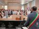 Il sindaco Pecci ha recentemente risposto alle critiche provenienti dall’opposizione, accusandola di alimentare disinformazione e di manipolare i fatti. Tuttavia, le famiglie e i cittadini continuano ad avere una visione chiara della realtà, avendo constatato in prima persona le difficoltà legate alla gestione dei trasporti scolastici, in particolare per le uscite didattiche. Le difficoltà, infatti, non sono nuove e sono legate a una programmazione insufficiente e a una comunicazione tardiva riguardo agli annullamenti delle uscite. Nel 2025, il sindaco ha evidenziato il numero delle uscite scolastiche, che possono sembrare apprezzabili, ma ha trascurato un punto cruciale: la pianificazione e la comunicazione preventiva dei problemi legati ai trasporti scolastici. Se l’amministrazione avesse informato le scuole con maggiore anticipo sui limiti di mezzi disponibili, sarebbe stato possibile diluire le uscite su tutto l'anno scolastico, evitando il caos e i disagi per le famiglie e gli studenti. Invece di affrontare questa critica con spirito costruttivo, l'amministrazione ha preferito minimizzare i problemi e accusare i consiglieri di usare la professione per scopi politici. I consiglieri, eletti dai cittadini per rappresentare le esigenze della città, sono legittimati a esprimere le loro opinioni su come migliorare i servizi essenziali, come quello dei trasporti scolastici. Ignorare o discreditare queste critiche non fa che mostrare l’incapacità dell’amministrazione di ascoltare le voci diverse, anche quelle provenienti all’interno della stessa maggioranza, e di confrontarsi con le difficoltà reali. L’amministrazione, che si definiva civico-progressista, sta invece dando prova di un atteggiamento chiuso e poco orientato al cambiamento. Piuttosto che continuare a guardare al passato e a confrontarsi con le amministrazioni precedenti, sarebbe ora di concentrarsi sulle necessità attuali, come migliorare il servizio di trasporto scolastico, per garantire un futuro migliore per tutti. L’idea che il Comune non debba farsi carico delle problematiche scolastiche, come affermato dal sindaco, sembra negare il ruolo fondamentale della scuola come esperienza che accompagna ogni individuo per tutta la vita.