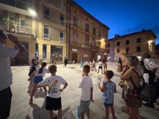 Piazza viva con bambini e giochi: serata di partecipazione