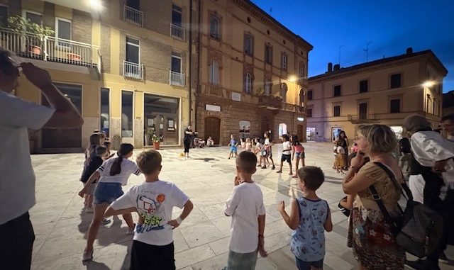 Piazza viva con bambini e giochi: serata di partecipazione