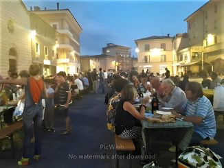 Cena in Piazza, esclusioni e critiche sull’evento pubblico
