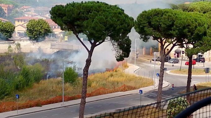 Incendio nei campi vicino al centro storico di Bastia Umbra