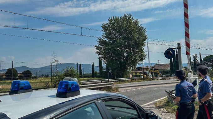 Auto sui binari a Ospedalicchio, 74enne salvato dai Carabinieri
