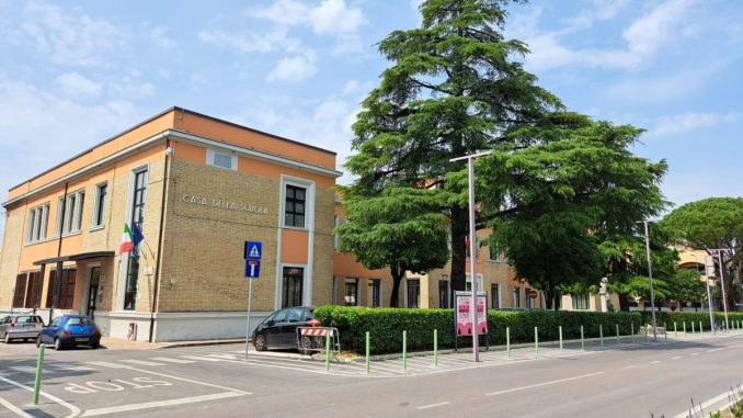 La comunità scolastica saluta la dirigente Monica Barbanera