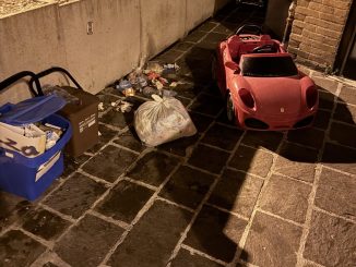 Rifiuti in centro, segnalazioni inascoltate e silenzi dall’amministrazione comunale