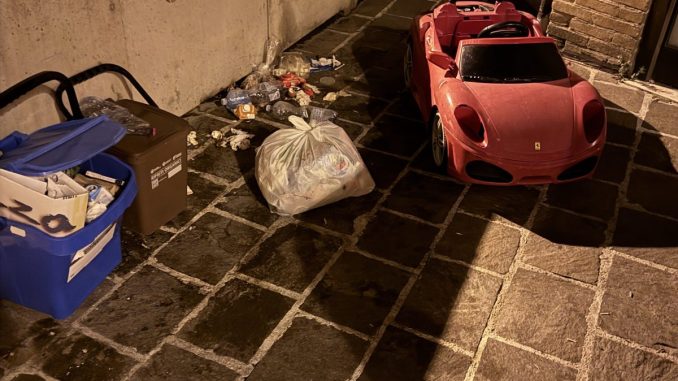Rifiuti in centro, segnalazioni inascoltate e silenzi dall’amministrazione comunale