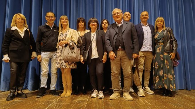Teatro e solidarietà: successo per “Una casa di pazzi”