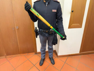 Sfonda la porta e minaccia il padre con mazza: denunciato 28enne