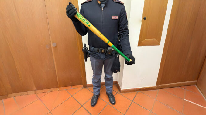 Sfonda la porta e minaccia il padre con mazza: denunciato 28enne