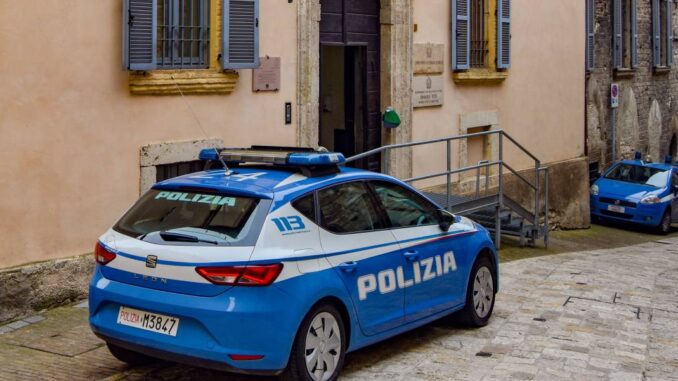 Un ventisettenne finisce fuori strada a Bastia Umbra e fugge