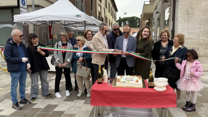 Fiera di Primavera attira persone in piazza Mazzini a Bastia Umbra